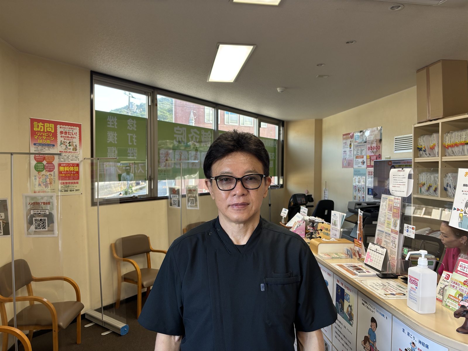 元氣整骨鍼灸院で相談対応する施術者